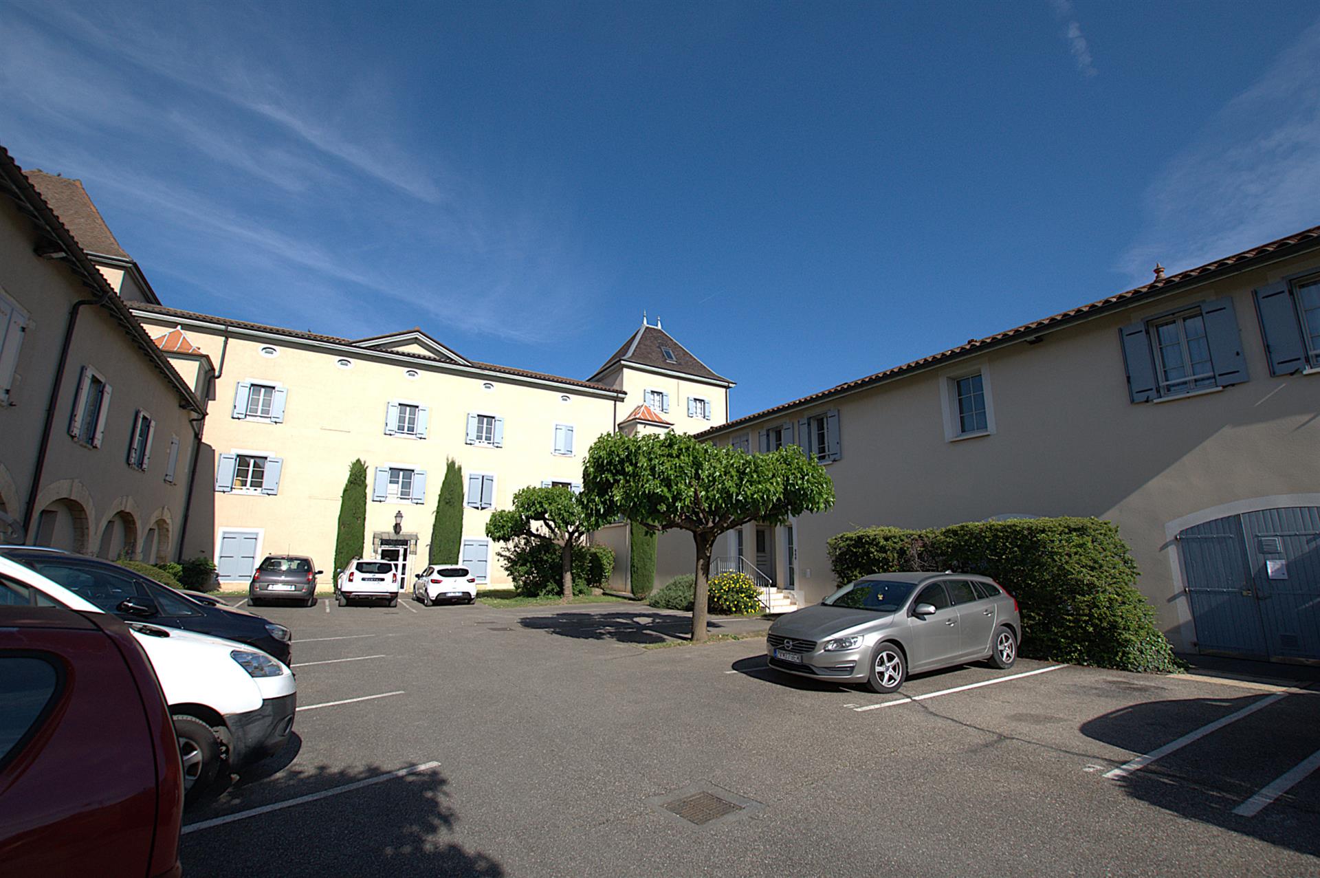 Ideal investor apartment t2 sold rented in the heart of Jassans