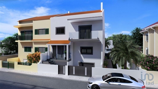 House with 3 Rooms in Setúbal with 212,00 m²