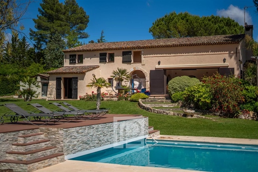 Close to the golf course, magnificent charming property with its own stone guest house