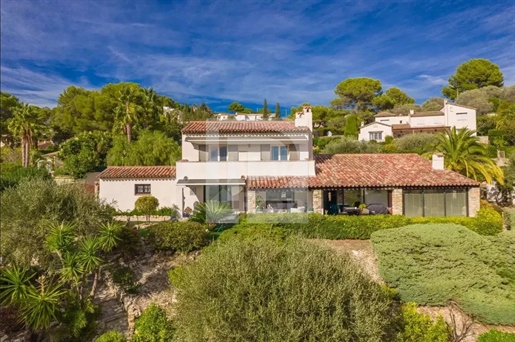 Villa familiale rénovée avec vue panoramique mer à Mougins