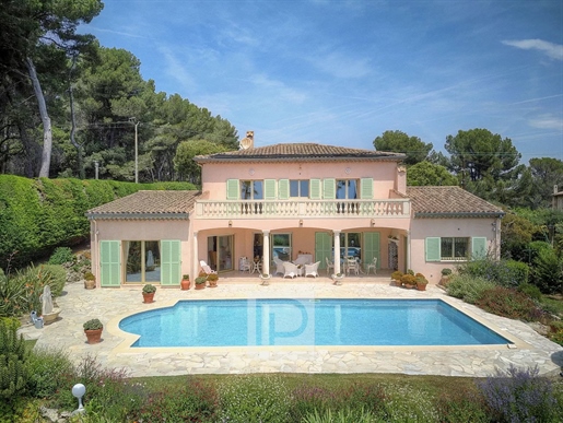 Great potential for this neo-Provençal villa with view