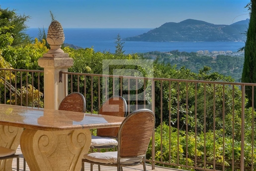 Charming property with panoramic sea view up to the country side close to the famous old Mougins's V