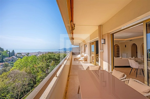 Perfect gerenoveerd appartement met prachtig uitzicht op zee en de heuvels