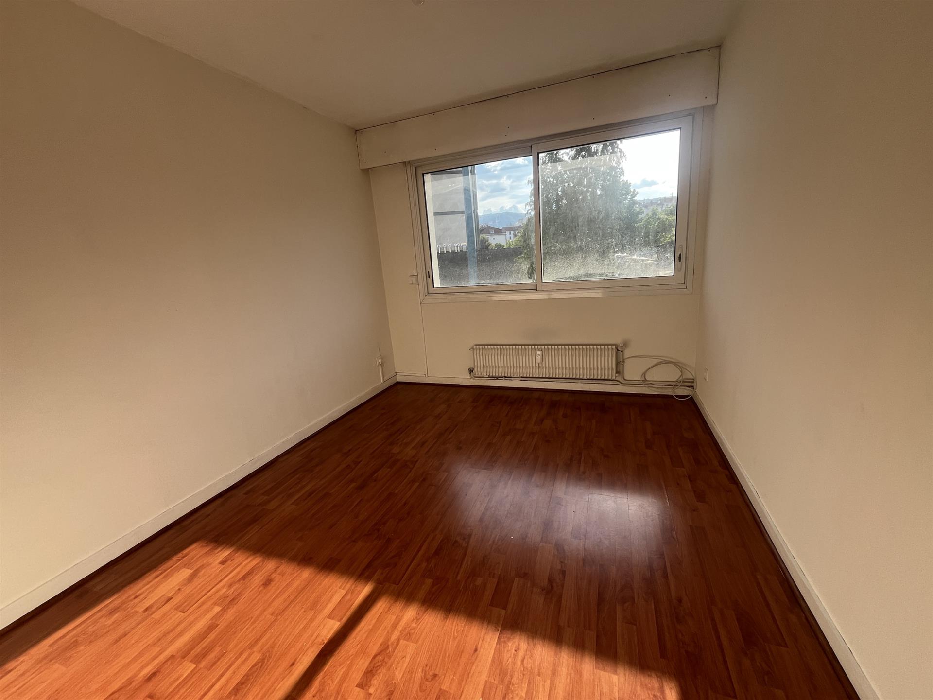 Clermont proche centre F2 42 m2 avec parking