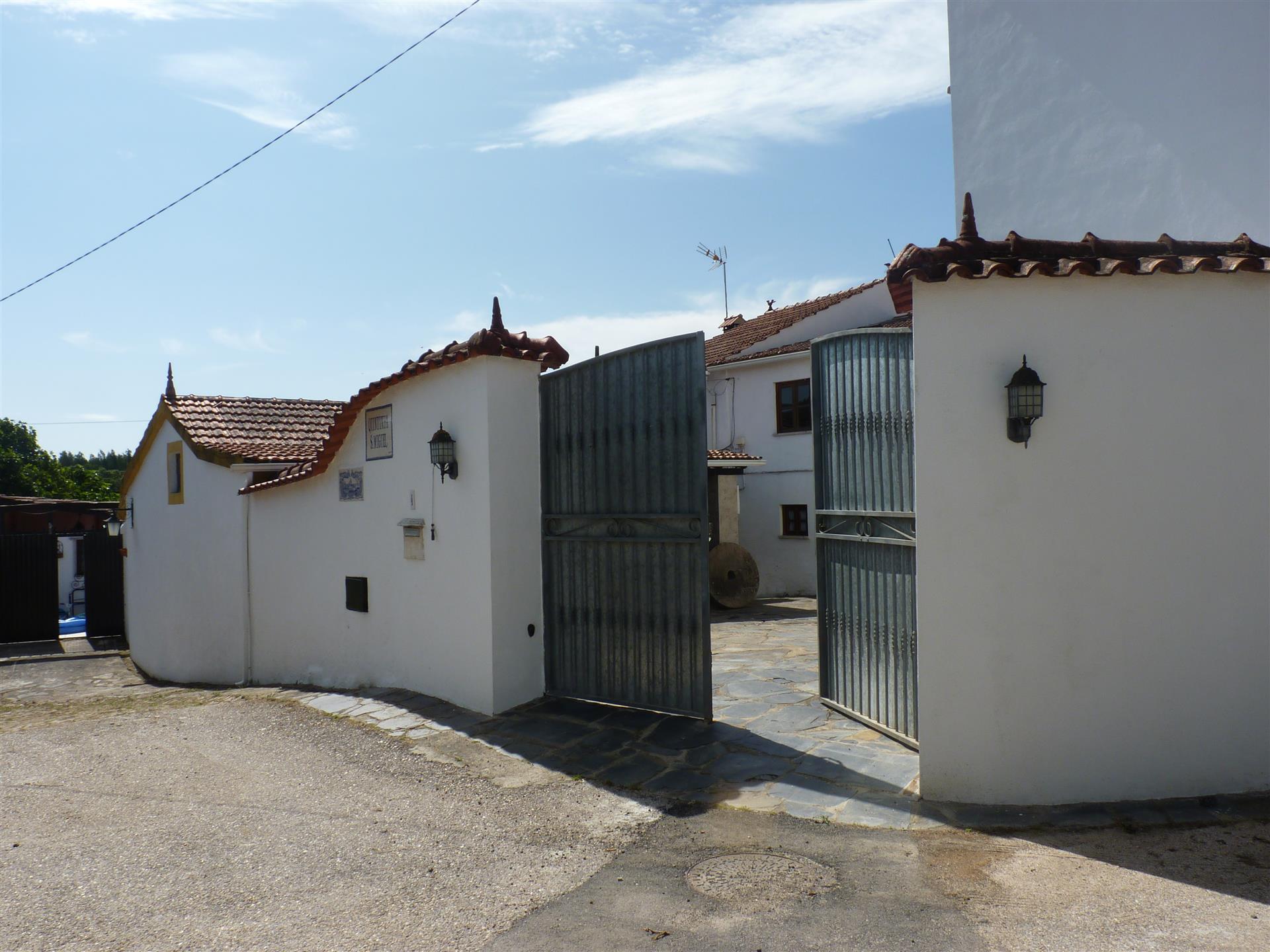 Hus och uthus, med pool och trädgård, nära Vila Facaia, Pedrógão Grande