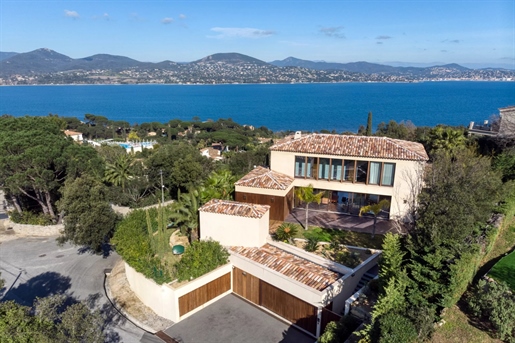 Villa d'exception avec vue sur la mer, située dans un domaine prestigieux à l'entrée de Saint-Tropez