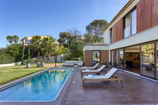 Villa d'exception avec vue sur la mer, située dans un domaine prestigieux à l'entrée de Saint-Tropez