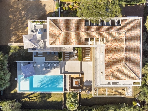 Villa d'exception, récemment construite, située dans Le Parc Des Salins à Saint-Tropez...