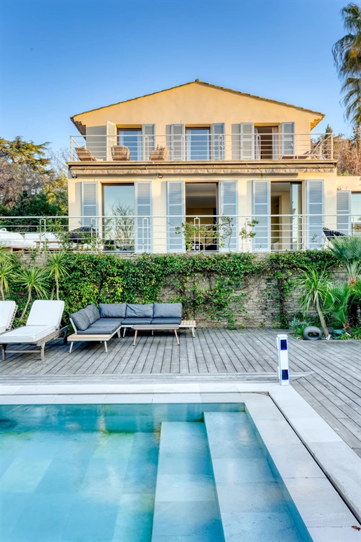 Buitengewone Eigendom in het Hart van het Dorp Saint-Tropez: Villa met Uitzicht op Zee