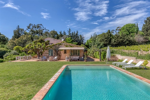 Beautiful authentic villa for sale, located in Saint-Tropez just 1.5km from the harbor.