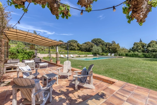Beautiful authentic villa for sale, located in Saint-Tropez just 1.5km from the harbor.