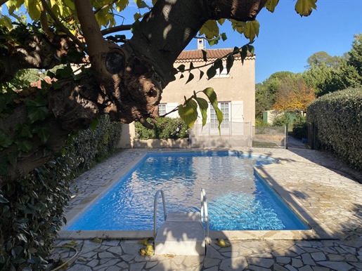Detached house of 192 m2 facing south with swimming pool nestled in a preserved corner of the Tour d