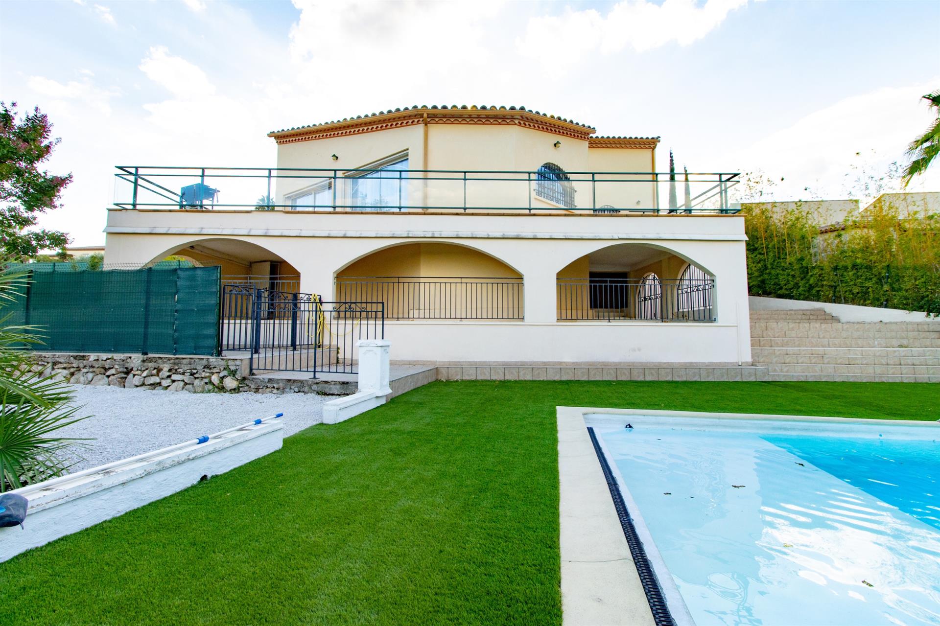 A vendre Grande Villa rénovée T5, 3 chambres, Garage, Piscine, vue