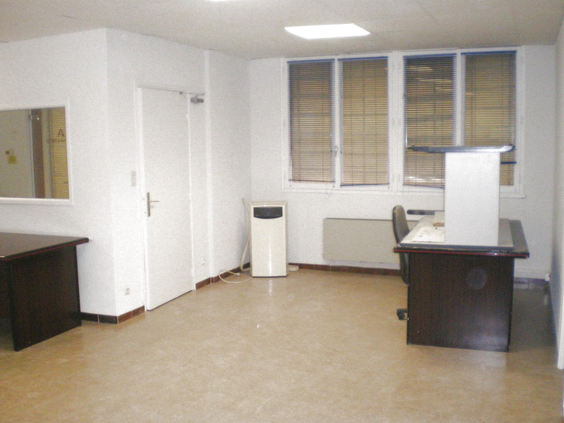 A vendre bâtiment industriel 1300 m2 parking privé et fermé 672 m2