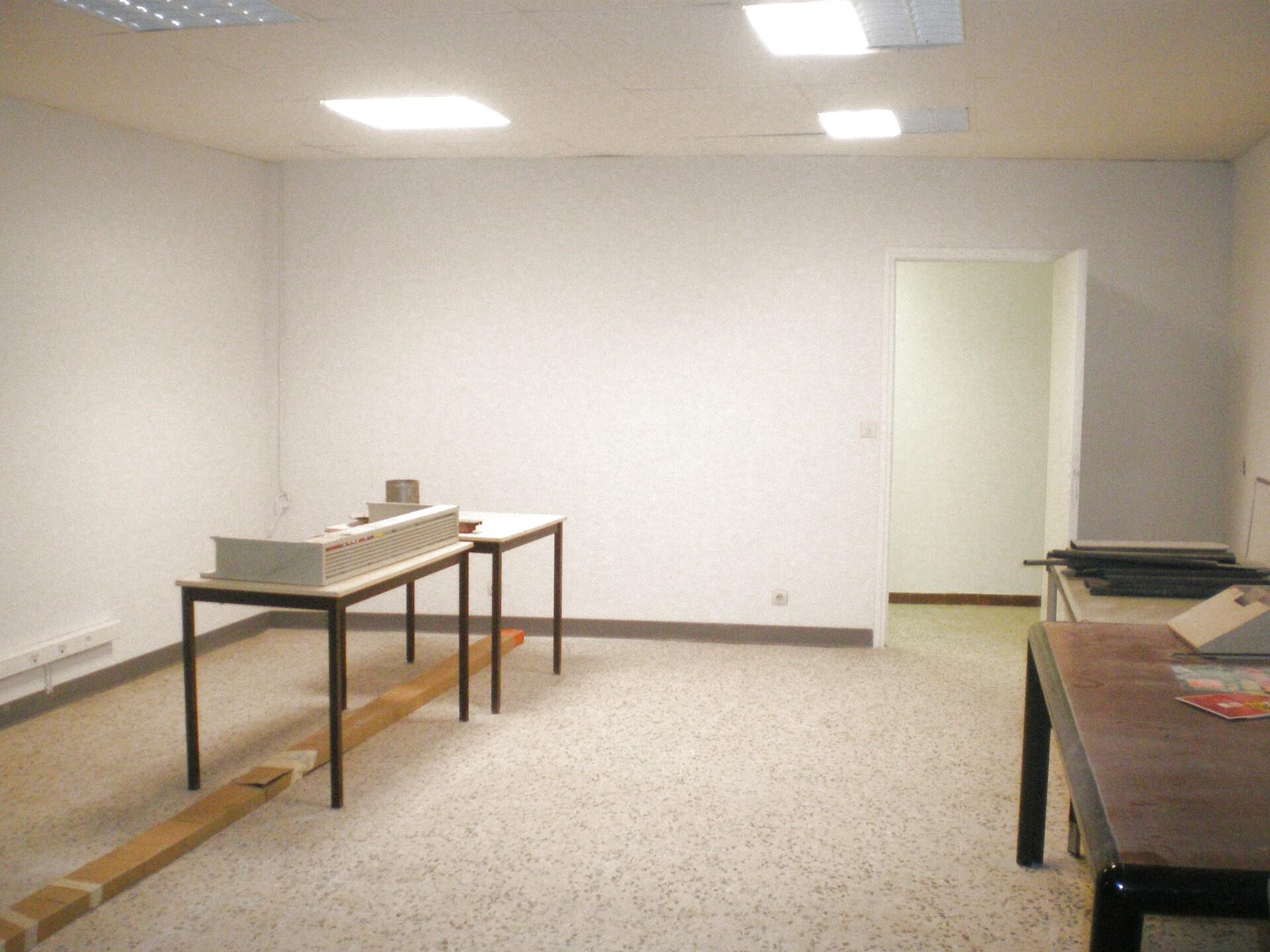 A vendre bâtiment industriel 1300 m2 parking privé et fermé 672 m2