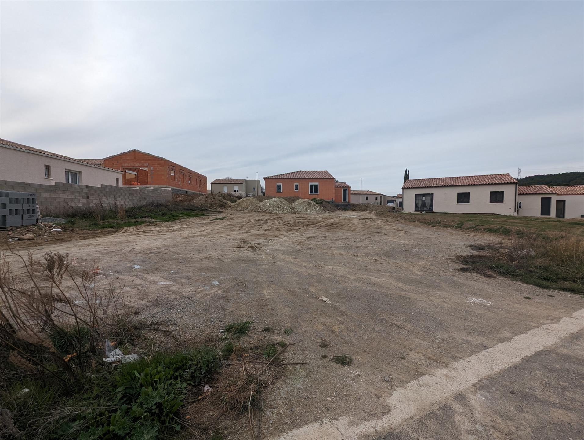 For Sale - Cruzy - Building And Serviced Land Of 575 M2