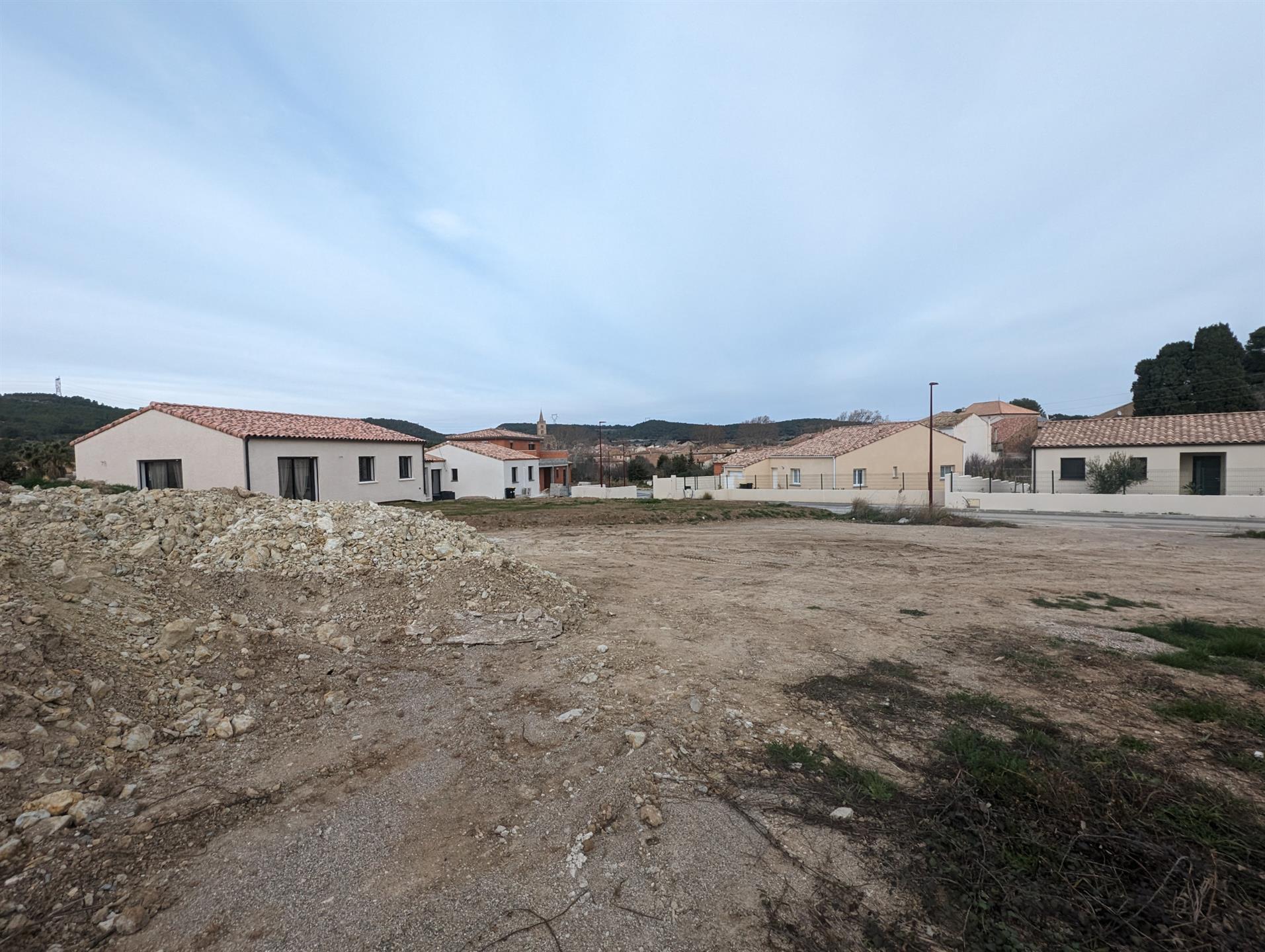 For Sale - Cruzy - Building And Serviced Land Of 575 M2