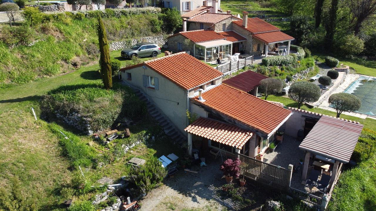 Модерна самостоятелна къща с изглед към Пиренеите