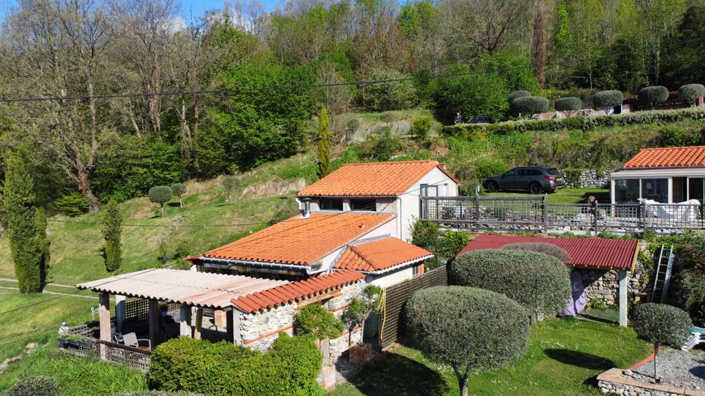 Moderne fritliggende hus med udsigt over Pyrenæerne