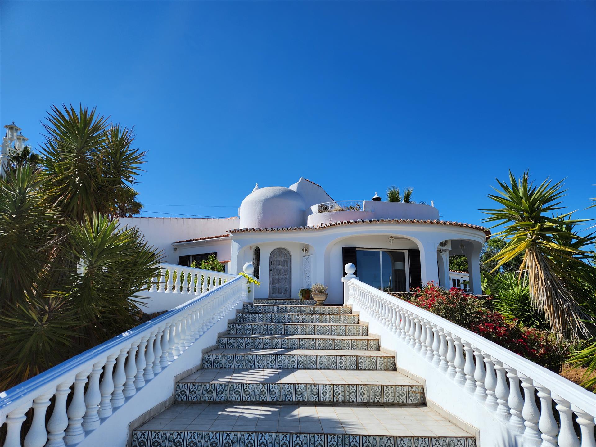 Idyllic hideaway: Romantic villa with enchanting views near Silves, Portugal
