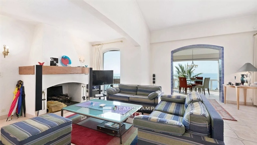 Villa to renovate with panoramic sea view located in a closed domain in Miramar, Théoule sur Mer