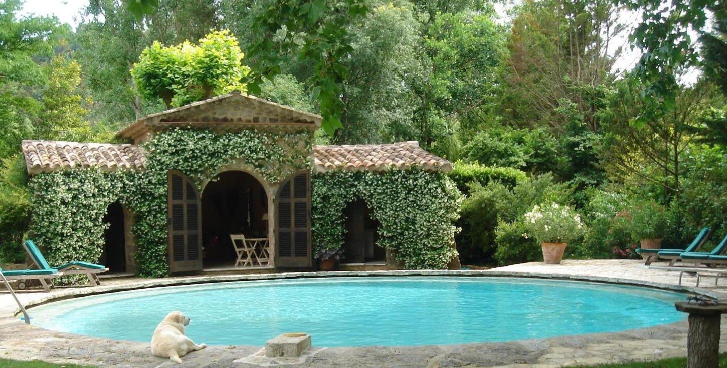 Somptuous landscaped Estate