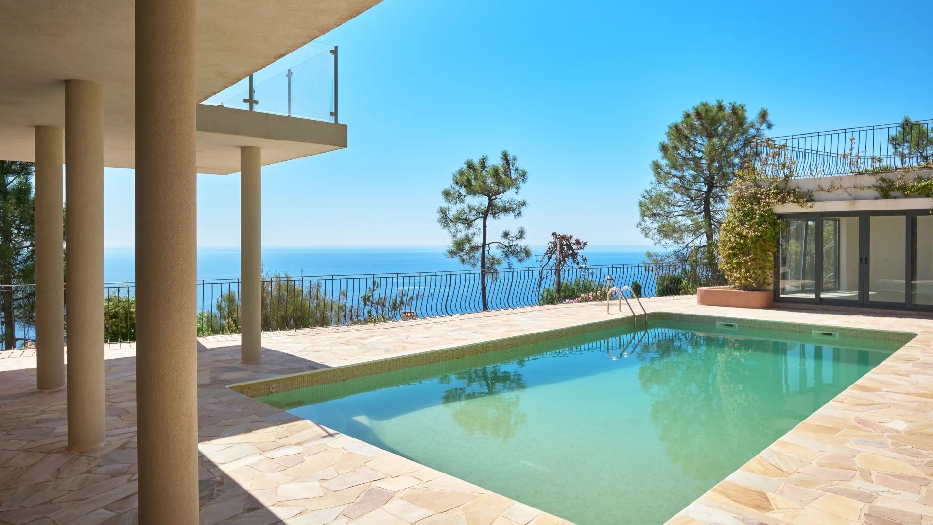 New contemporary villa with sea view