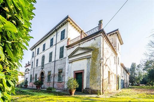 Villa o villino di 2215 m2 a Ravenna