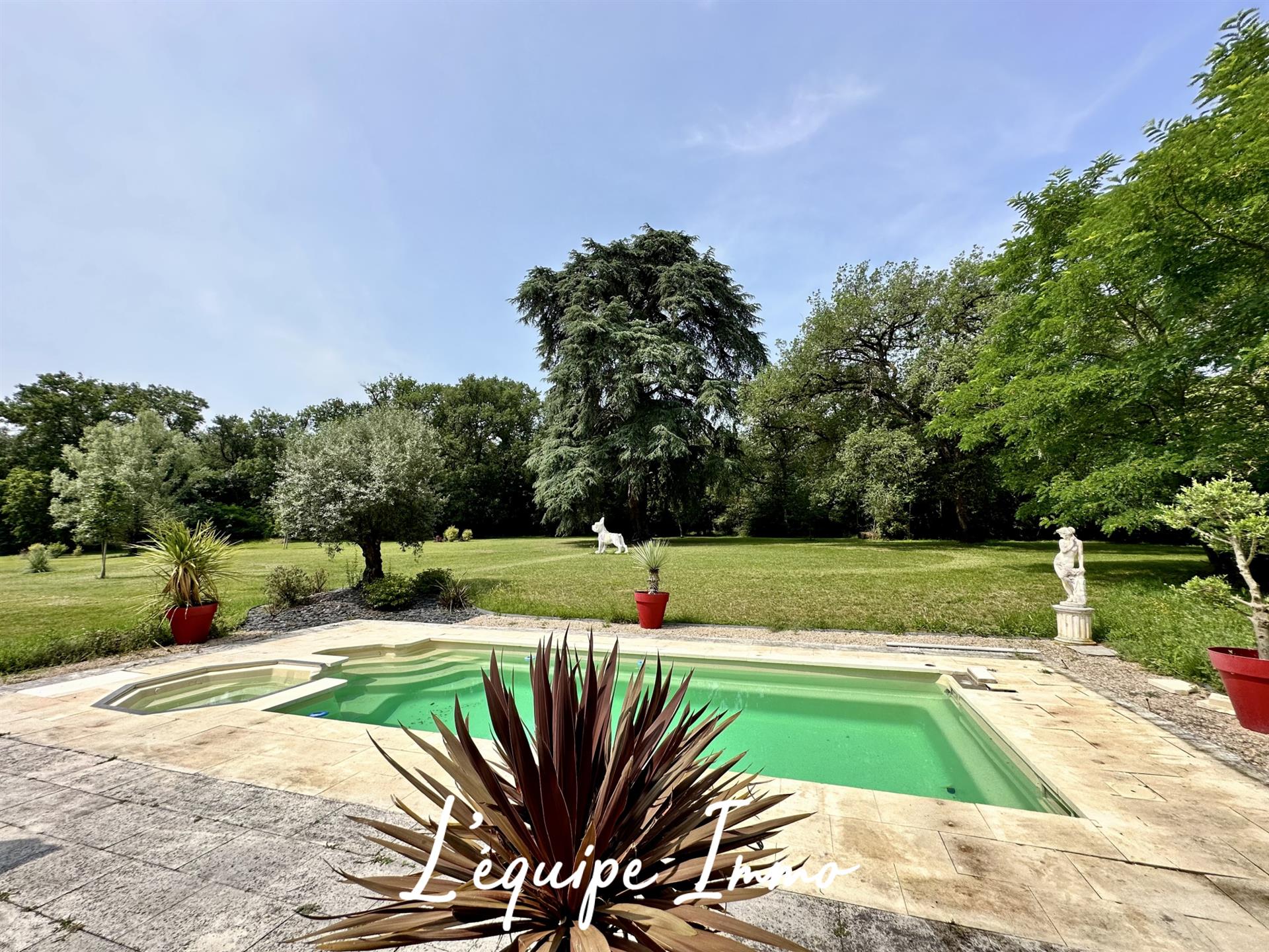 Purchase: Luxury property (32600)