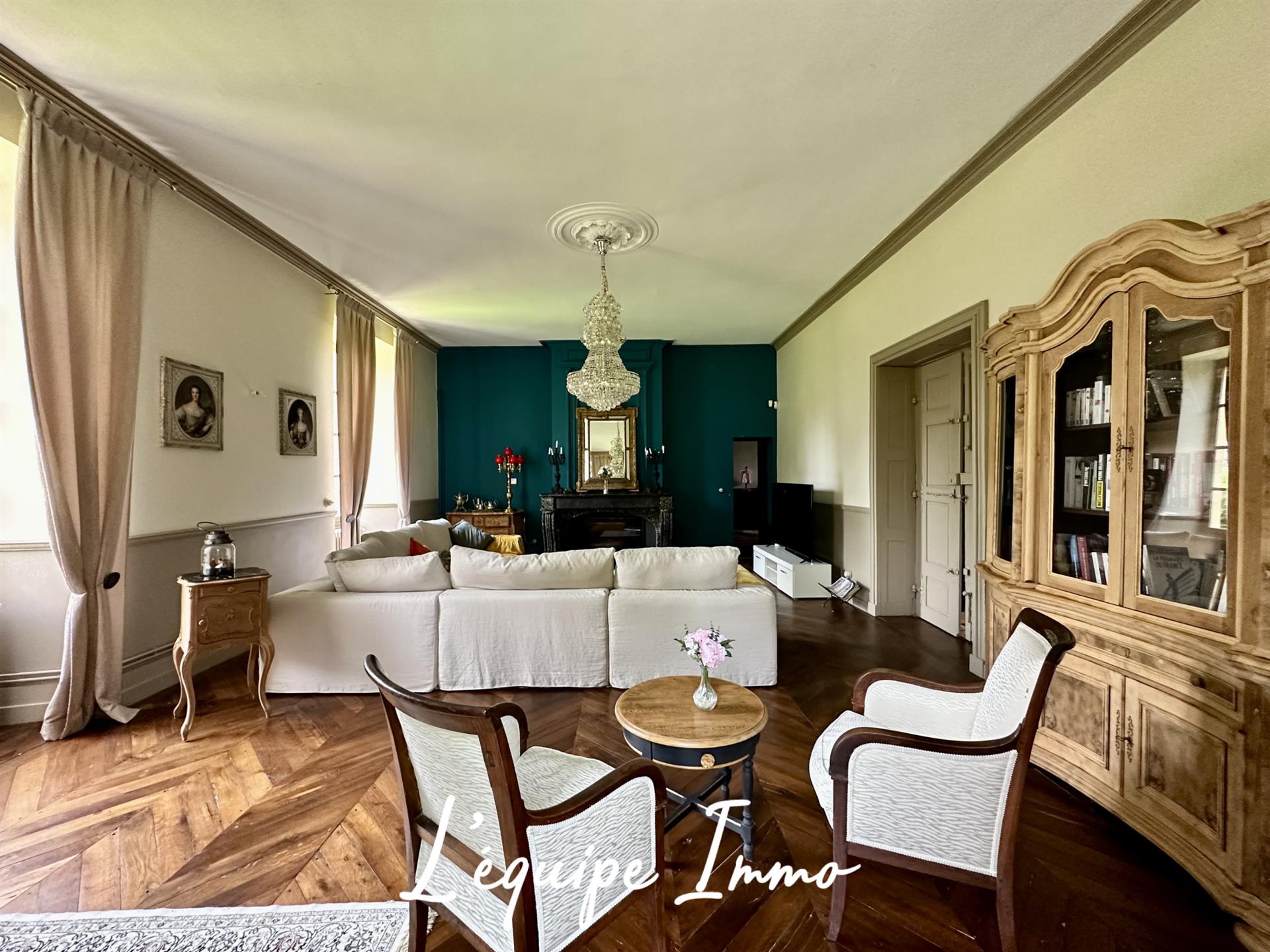Purchase: Luxury property (32600)