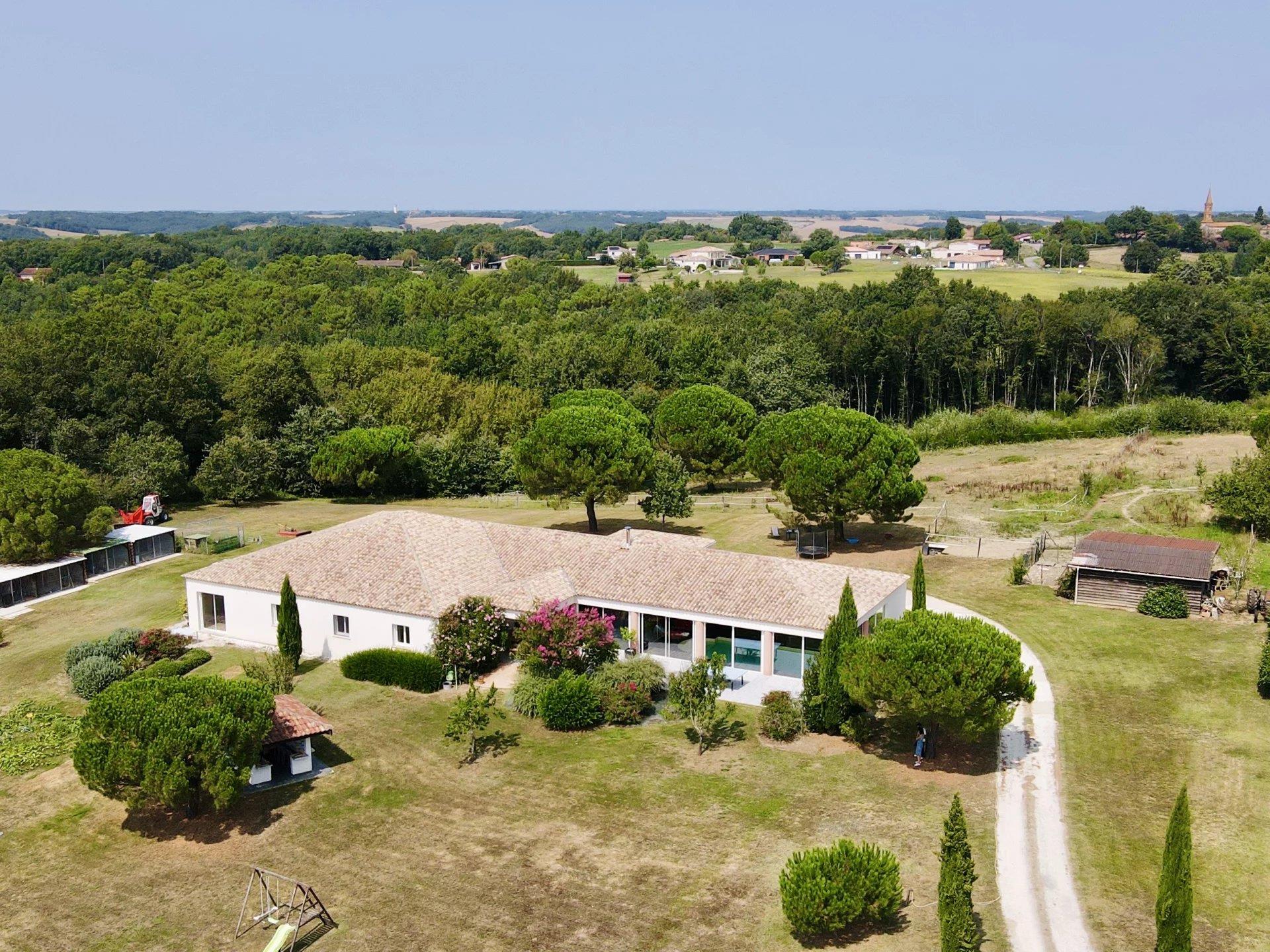 7-Room House With Indoor Pool And 2 Hectares Of Land