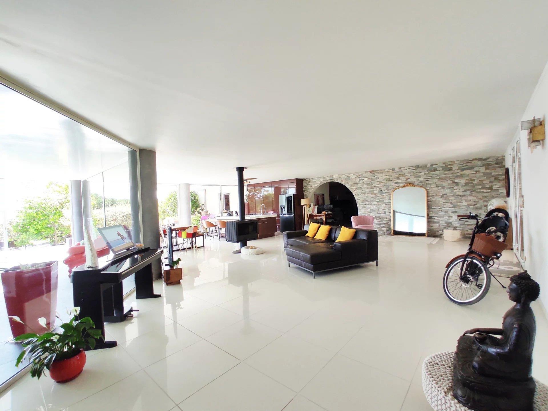 7-Room House With Indoor Pool And 2 Hectares Of Land