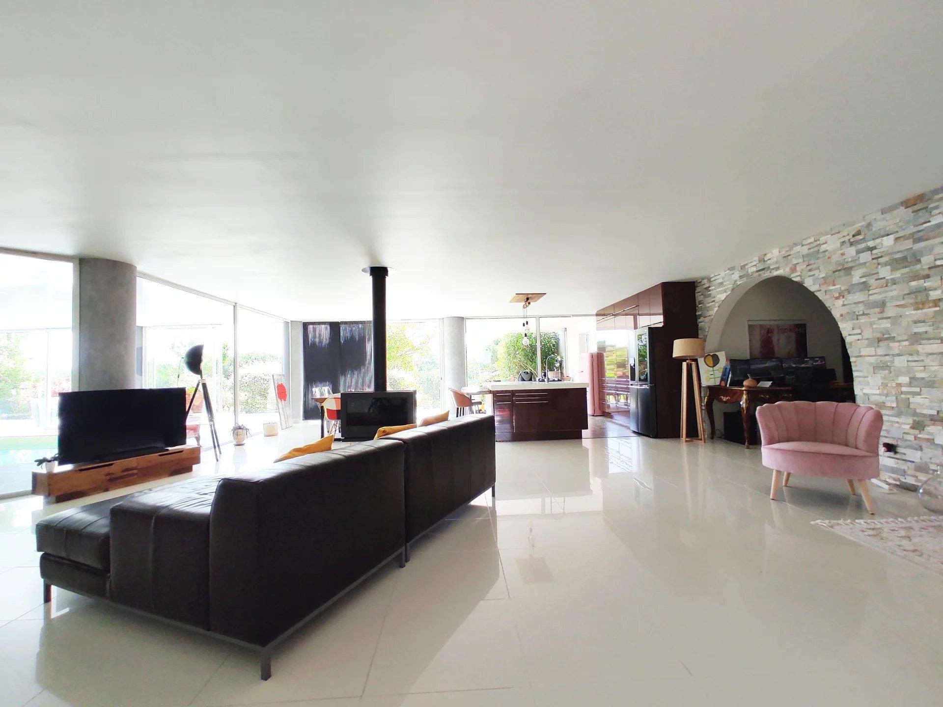 7-Room House With Indoor Pool And 2 Hectares Of Land