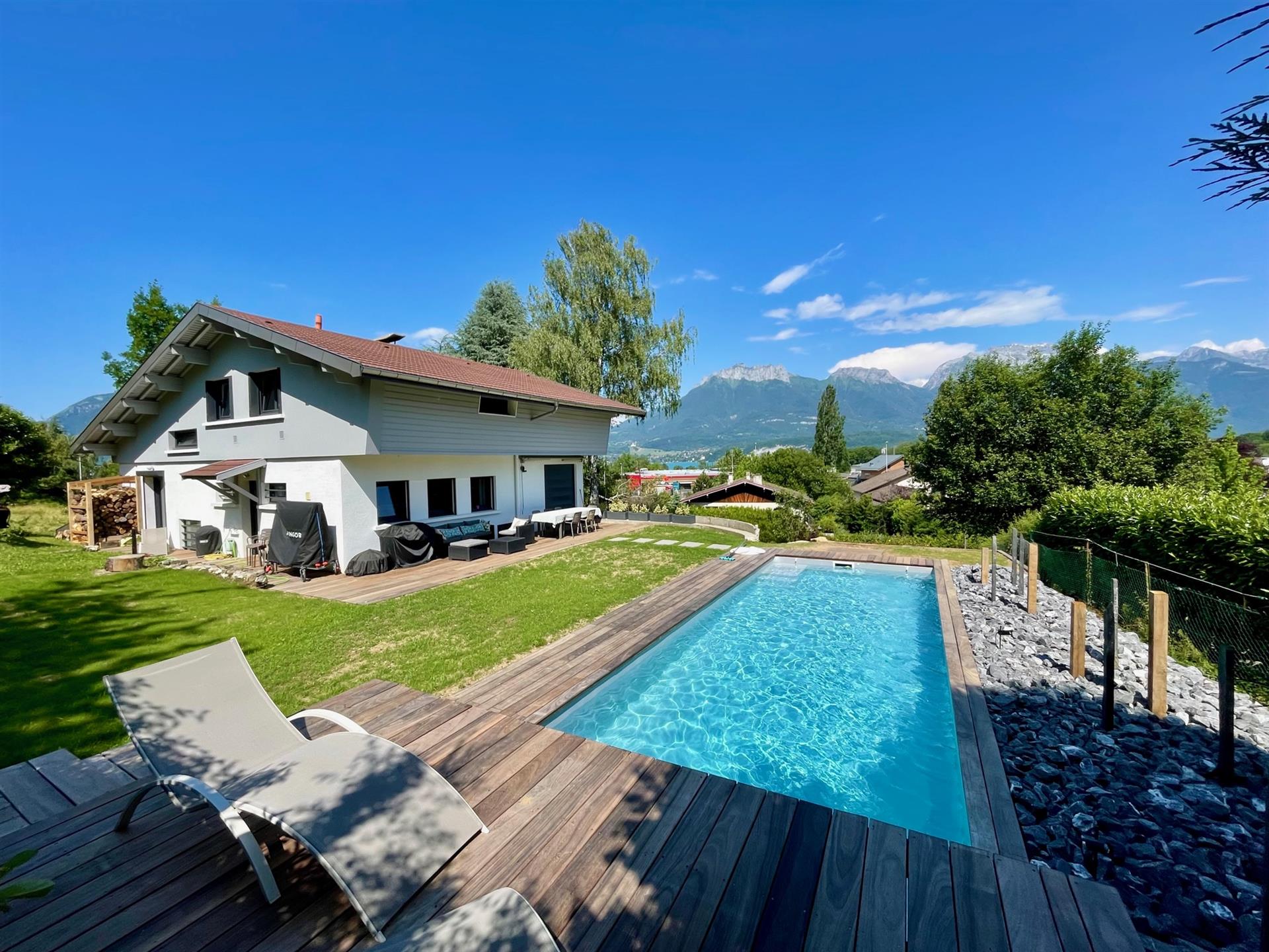 Moderný dom s bazénom 500 metrov od jazera Annecy