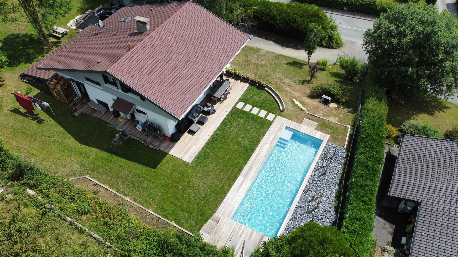 Modernt hus med pool 500 meter från Annecysjön