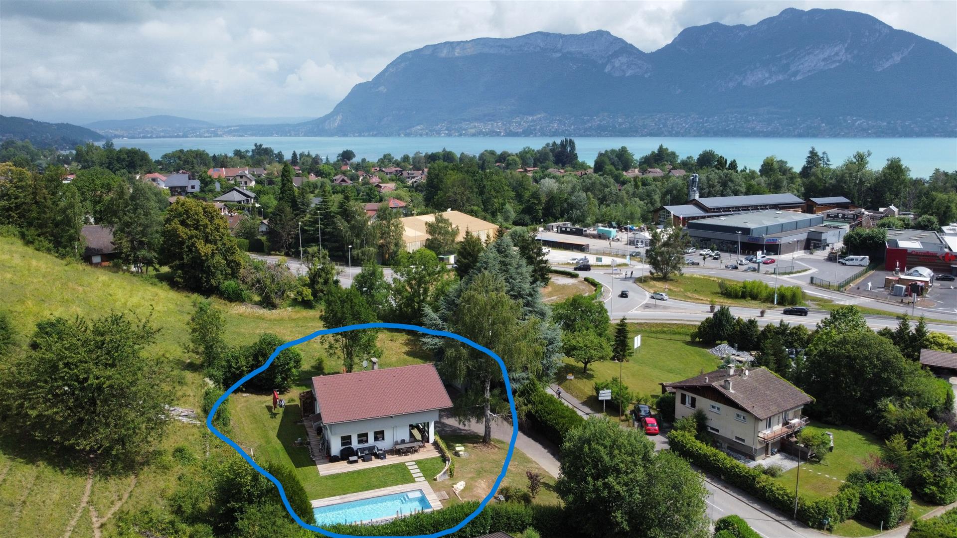 Nykyaikainen talo uima-altaalla 500 metrin päässä Annecy-järvestä