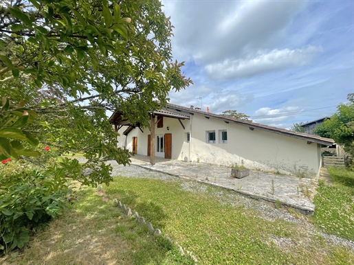 Near Bazas - 4 bedroom farmhouse and 2hectare (ha) outbuildings.