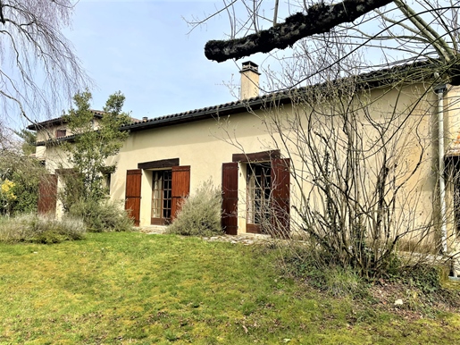 Near Bazas - 4 bedroom stone house with outbuildings on 8 hectares (ha)