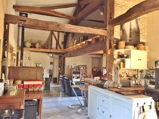 Landaise - 2 bedrooms - 6 hectares(ha) - 2 houses - outbuildings - pond - stream
