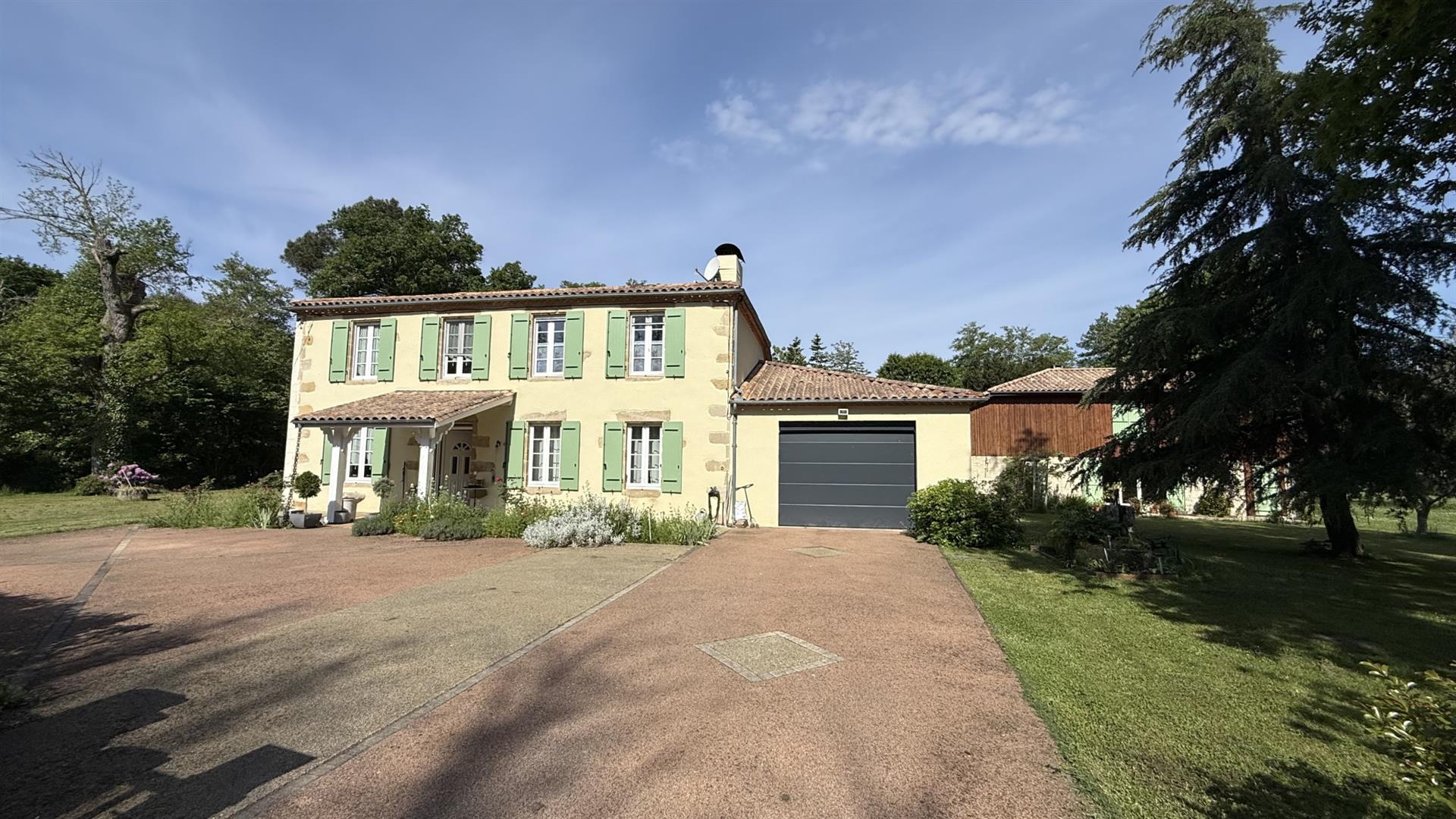 Cazalis - Property With 2 Apartments - Garage - 6 Bedrooms - Outbuildings