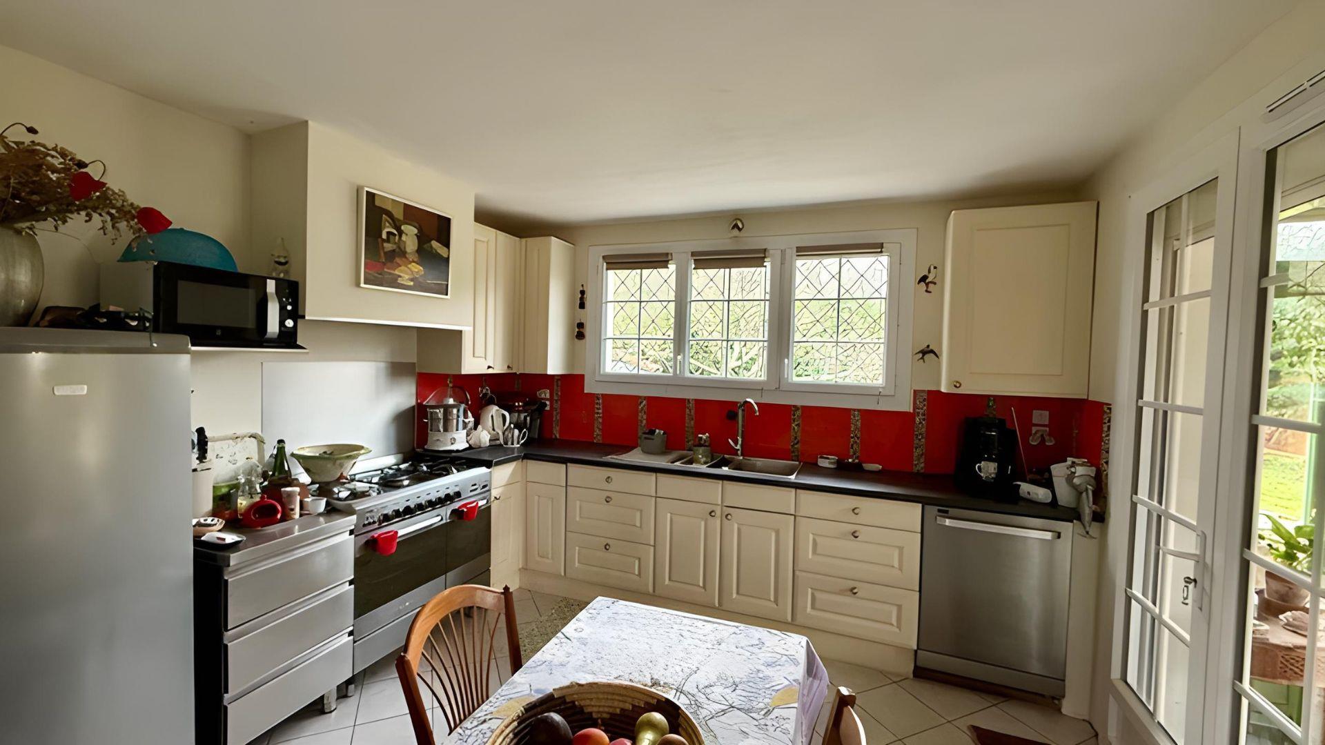 Saint-Symphorien - 4 bedrooms - basement - garage - 1470m2