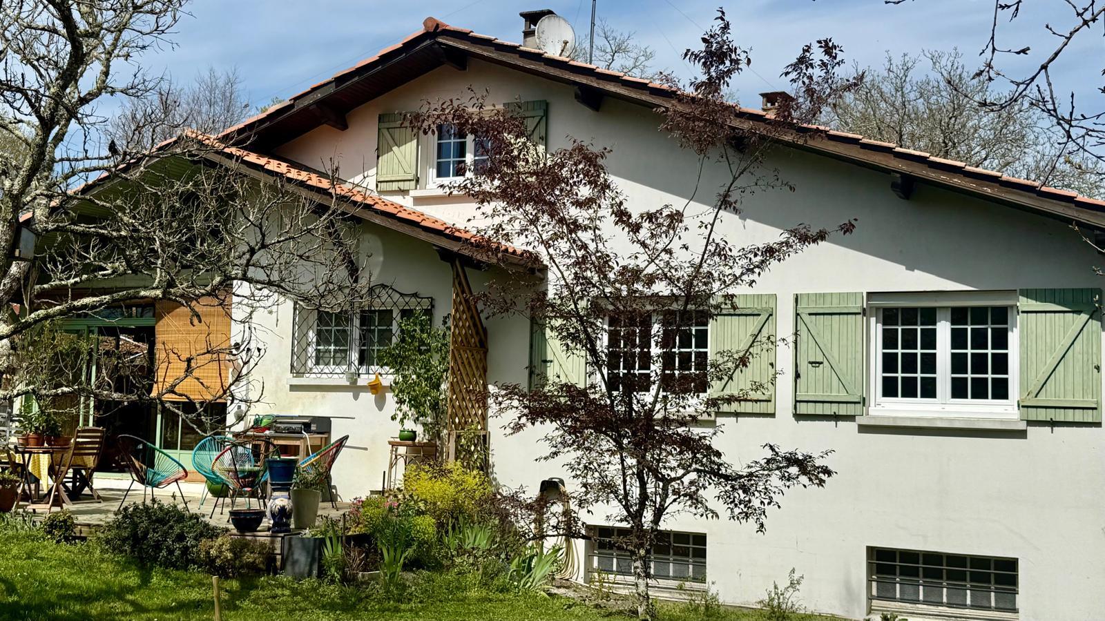 Saint-Symphorien - 4 bedrooms - basement - garage - 1470m2