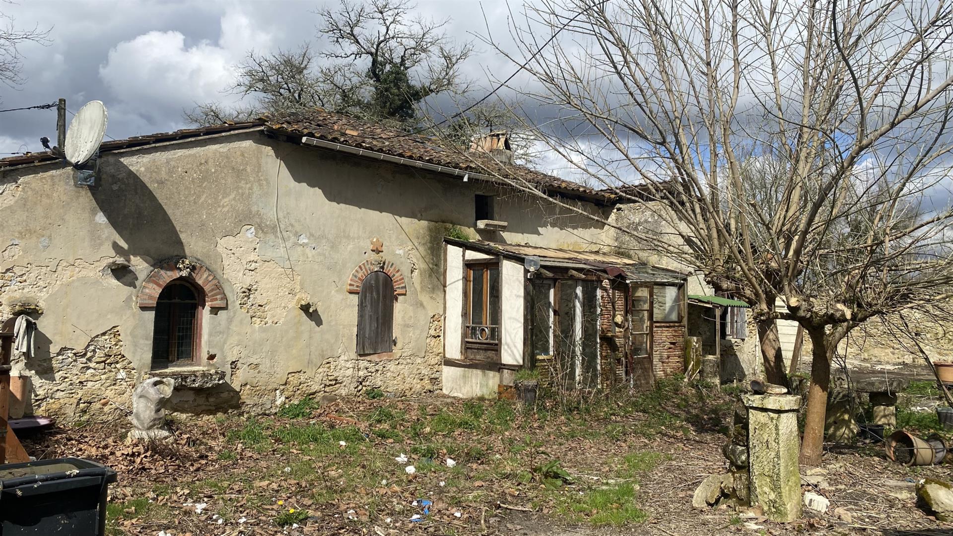 Balizac - house to renovate - outbuilding