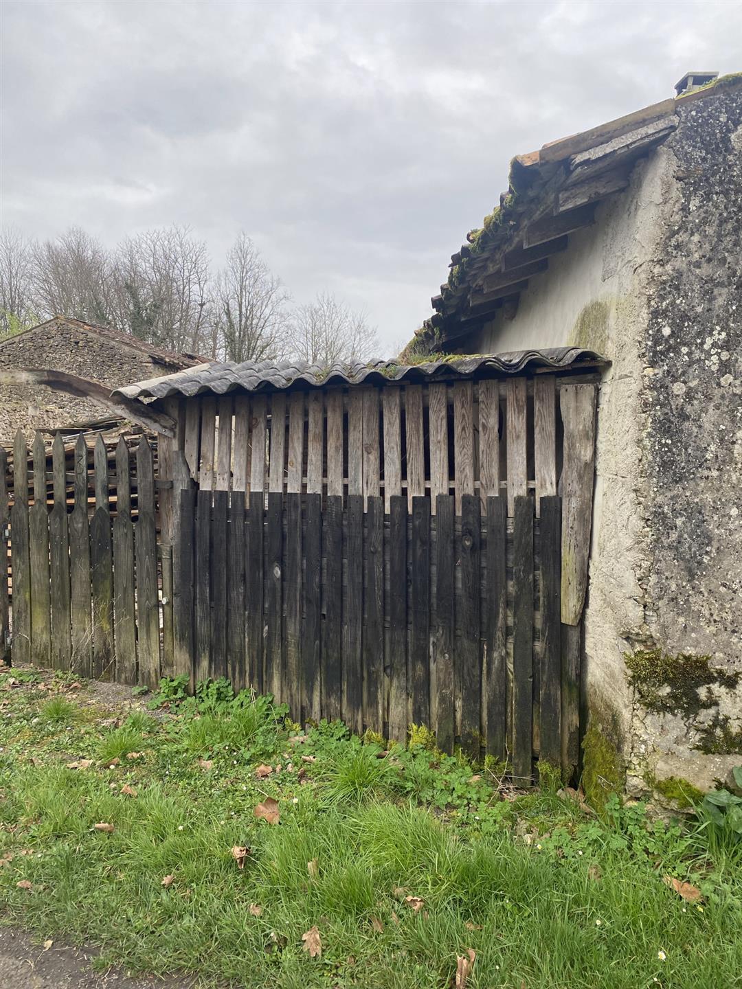 Balizac - house to renovate - outbuilding