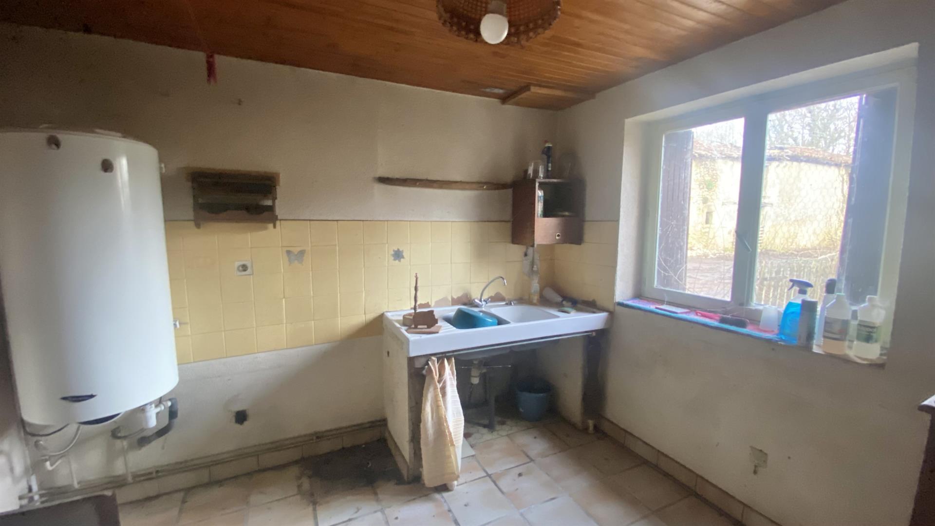 Balizac - house to renovate - outbuilding