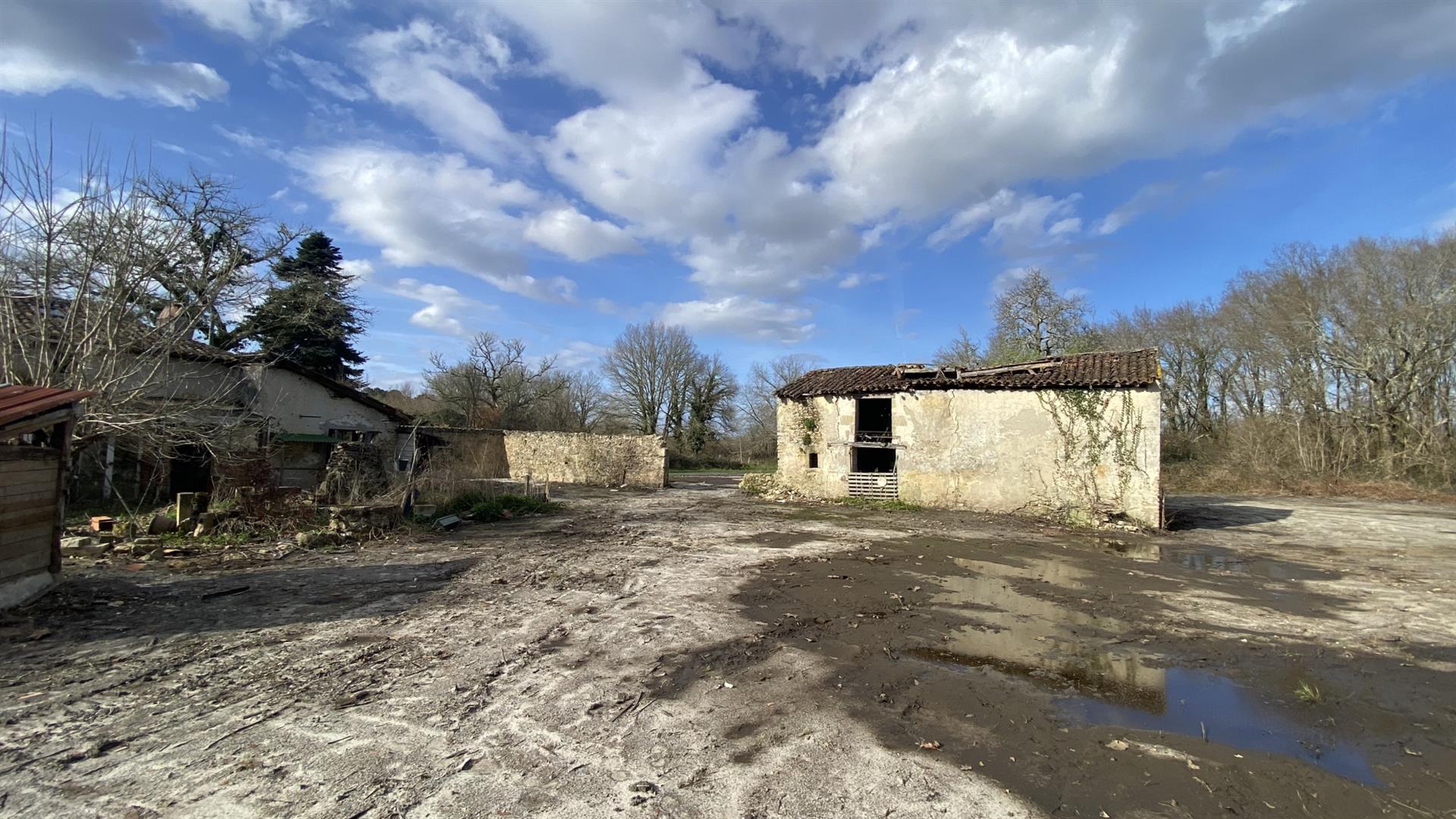 Balizac - house to renovate - outbuilding