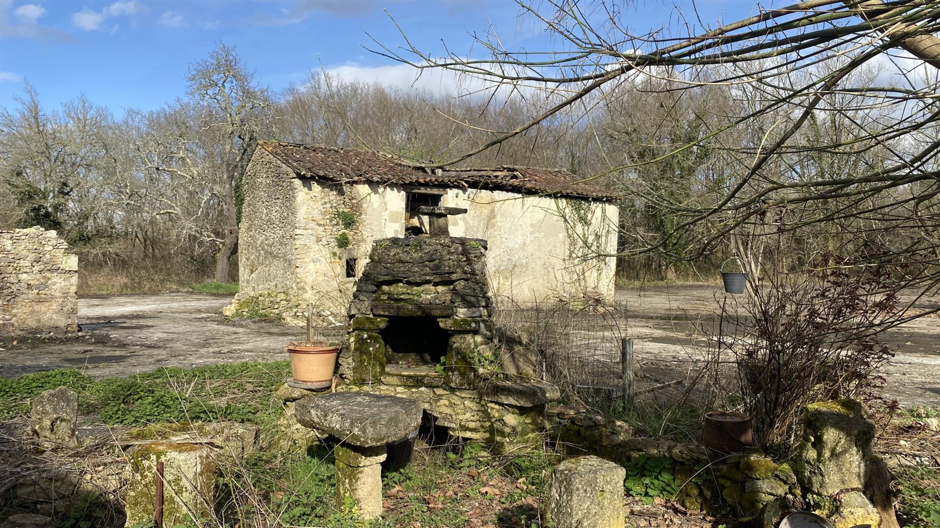 Balizac - house to renovate - outbuilding