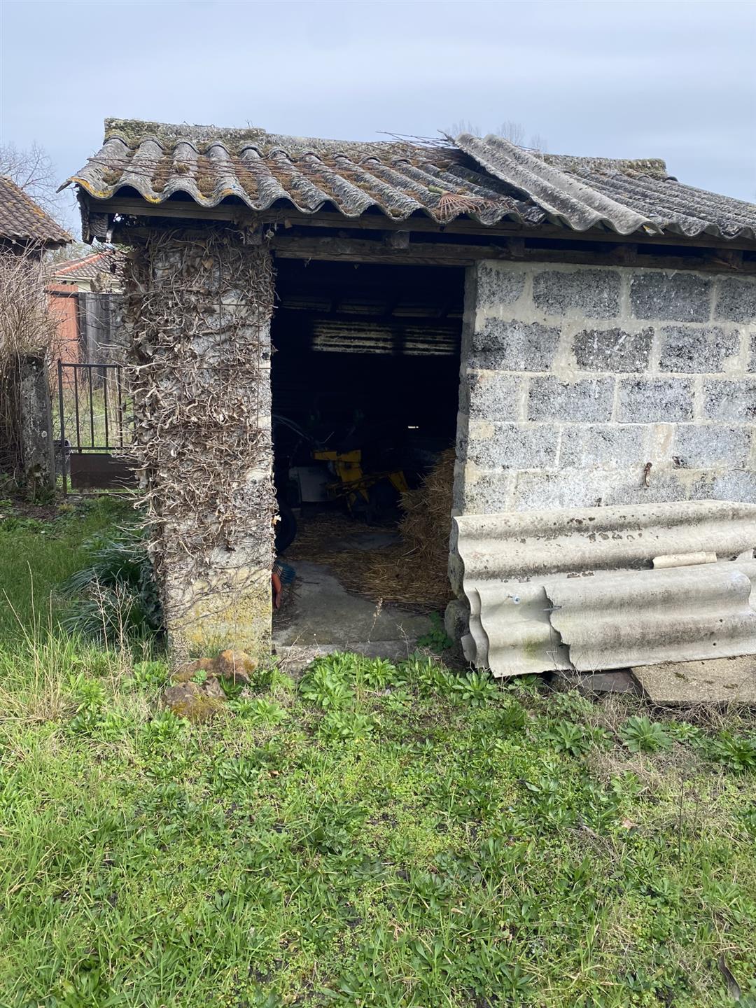 Balizac - house to renovate - outbuilding