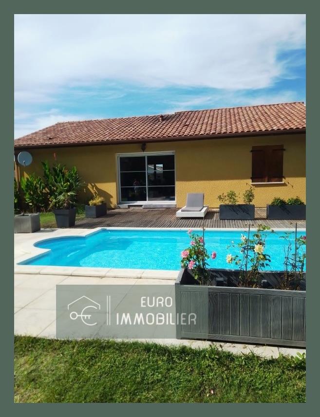 Sore - 3 or 4 bedrooms - swimming pool - garage.