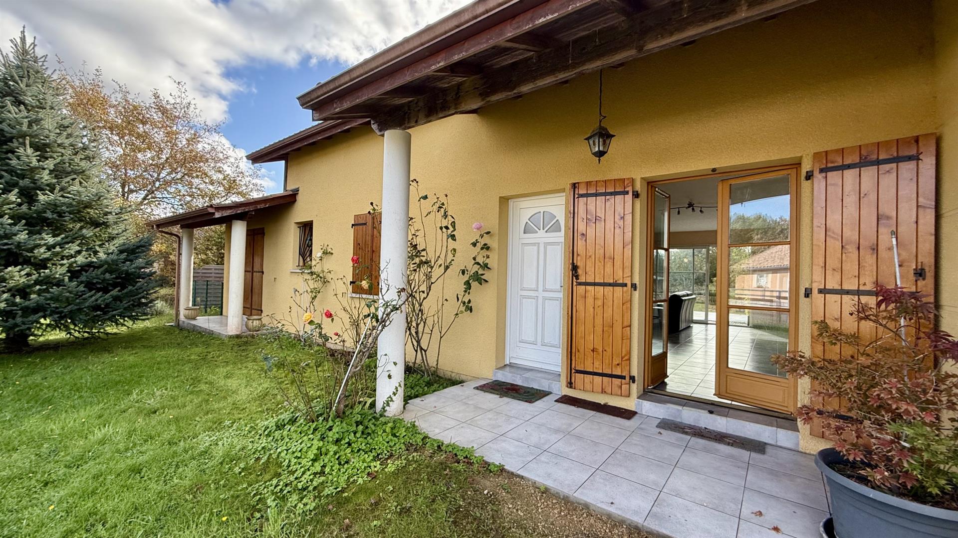 Sore - 3 or 4 bedrooms - swimming pool - garage.